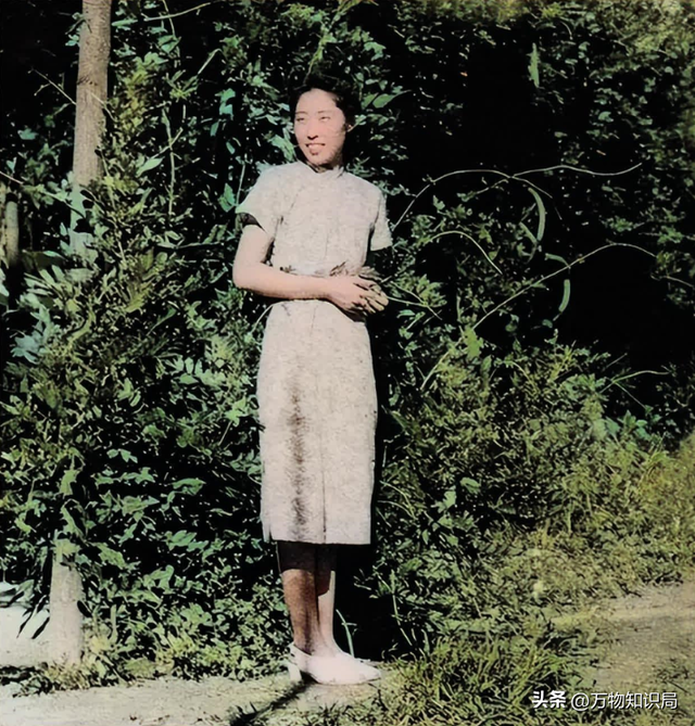 1948年，刘少奇和王光美结婚照，那年她27岁，妥妥一个大美女