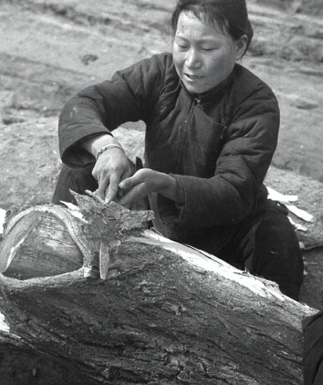 罕见老照片：卑鄙龌龊的日军强暴女子，妇女喂奶被孩子撕扯衣服