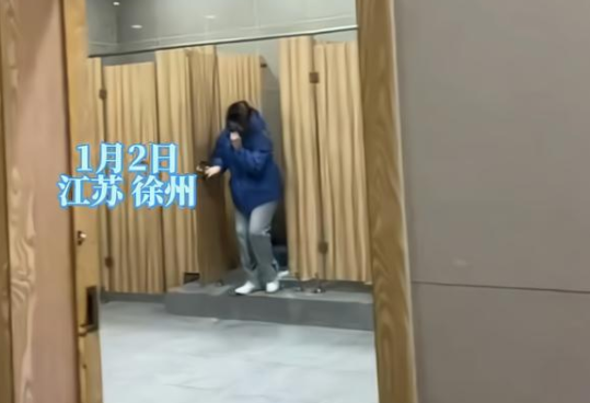 徐州女子逛街内急冲进男厕所，男网友纷纷喊话：我们没有隐私吗？