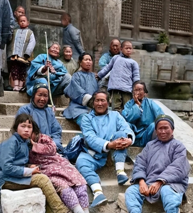 罕见老照片：卑鄙龌龊的日军强暴女子，妇女喂奶被孩子撕扯衣服