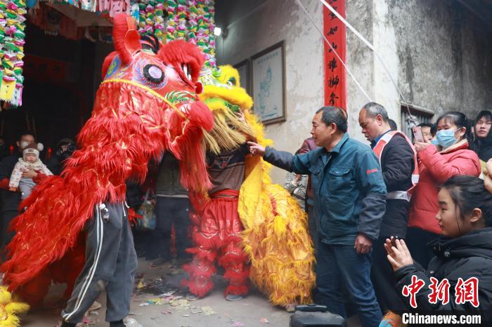 （新春走基层）广西客家百年围屋上灯 民众祈求添丁添福