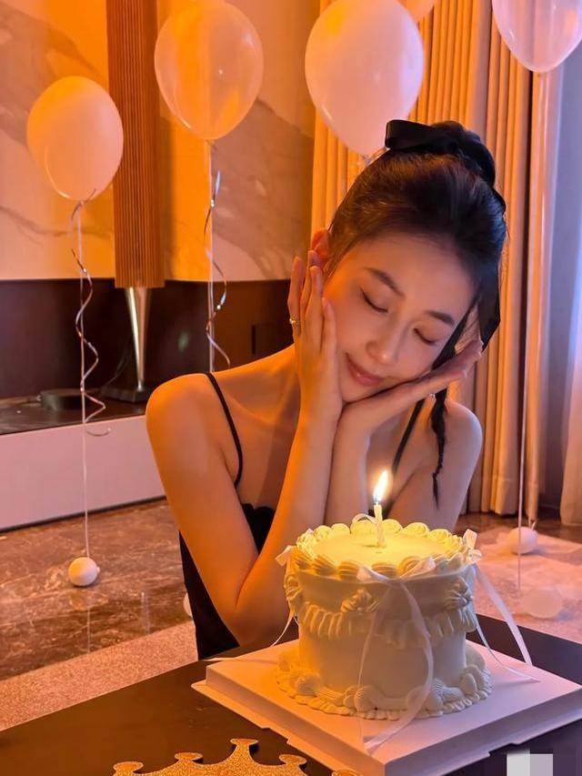 潘玮柏老婆宣云迎来31岁生日，穿黑色吊带扎丸子头庆生少女感满满