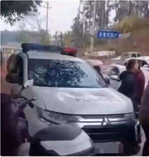 疯狂赛车(警车变“疯狂赛车”钥匙未拔遭精神病人劫车连撞三辆，谁之过？)