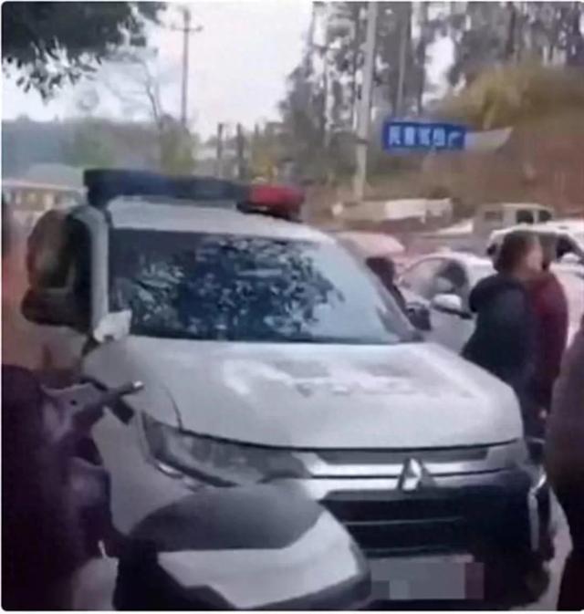 警车变“疯狂赛车”！钥匙未拔遭精神病人劫车连撞三辆，谁之过？