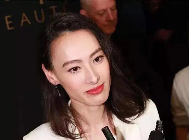 梁洛施罕见和妈妈同框，梁妈妈状态年轻，颜值气质不输女儿