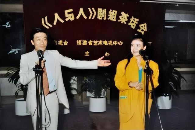 央视春晚主持人李小玢：红极一时的她两婚两离，儿子支持她找老伴