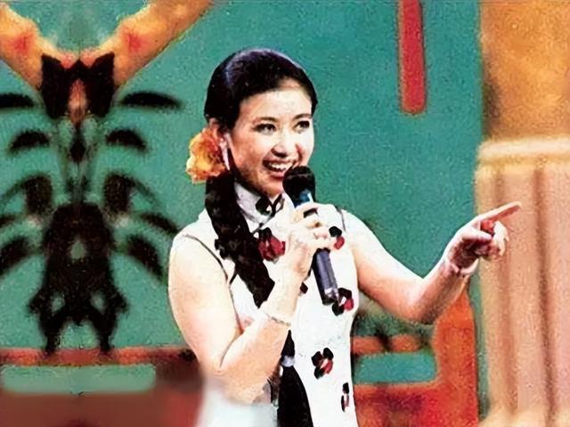 央视春晚主持人李小玢：红极一时的她两婚两离，儿子支持她找老伴