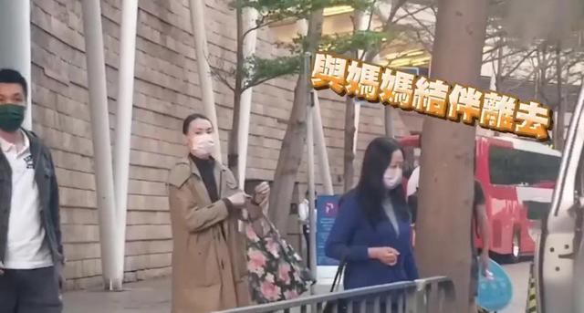 梁洛施罕见和妈妈同框，梁妈妈状态年轻，颜值气质不输女儿