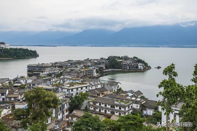 真实的双廊，夜景真的美，参观杨丽萍豪宅，得先花一百元买杯咖啡