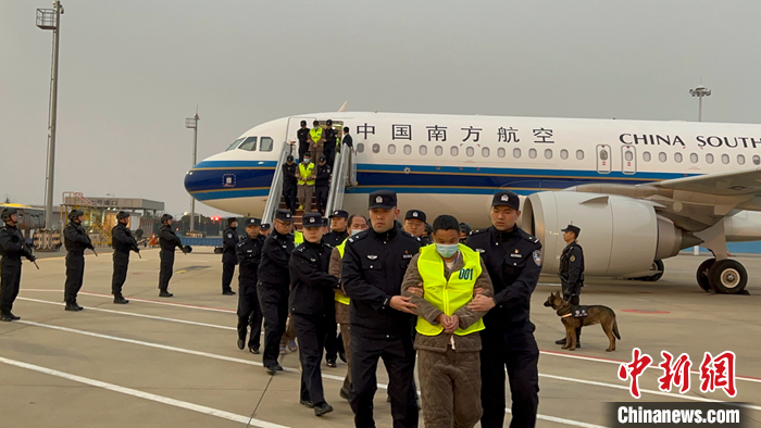 首批200名缅甸妙瓦底地区的中国籍涉诈犯罪嫌疑人经泰国被押解回国