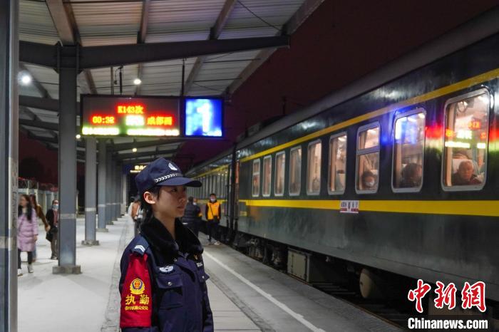 广西女警自学瑶话 从 “小白” 到白裤瑶的守护人