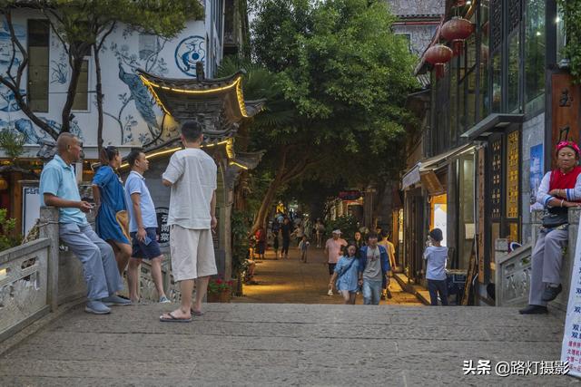 真实的双廊，夜景真的美，参观杨丽萍豪宅，得先花一百元买杯咖啡