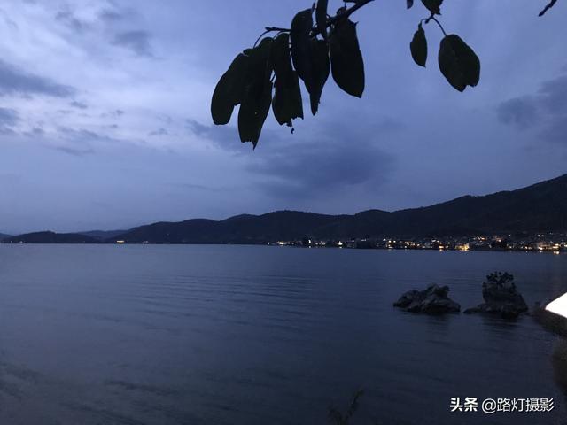 真实的双廊，夜景真的美，参观杨丽萍豪宅，得先花一百元买杯咖啡