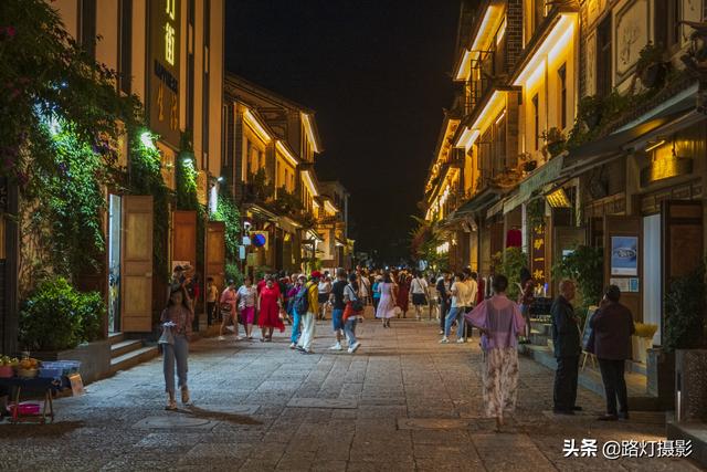 真实的双廊，夜景真的美，参观杨丽萍豪宅，得先花一百元买杯咖啡