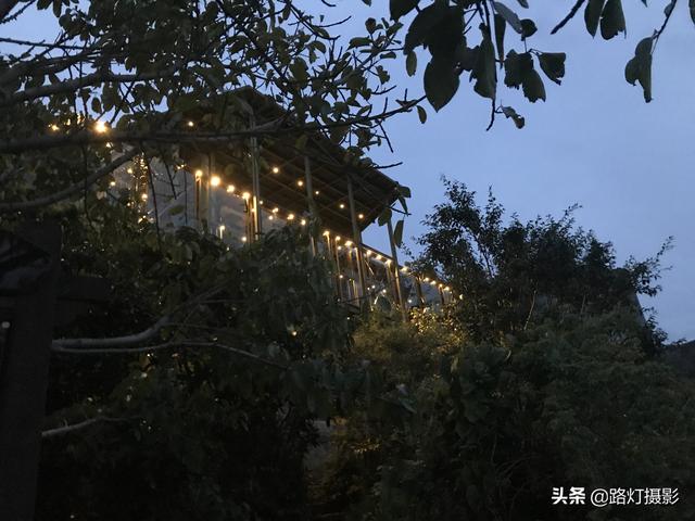 真实的双廊，夜景真的美，参观杨丽萍豪宅，得先花一百元买杯咖啡