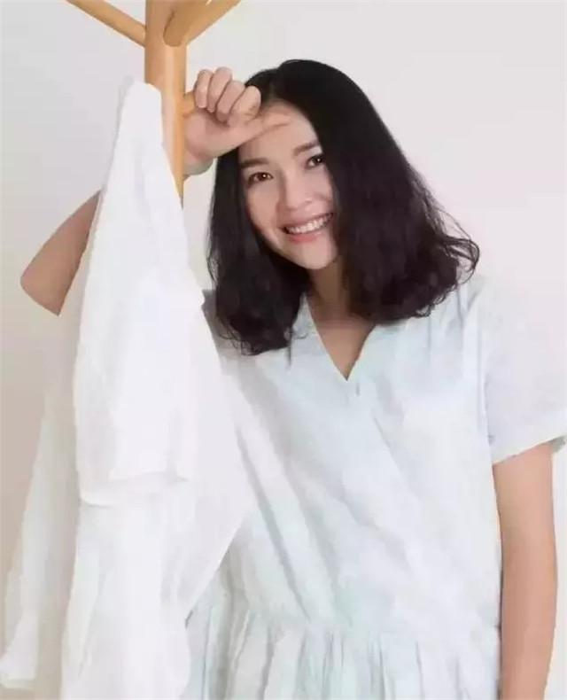 2008年，那个红着眼圈播报汶川新闻的女主播，如今怎么样了？